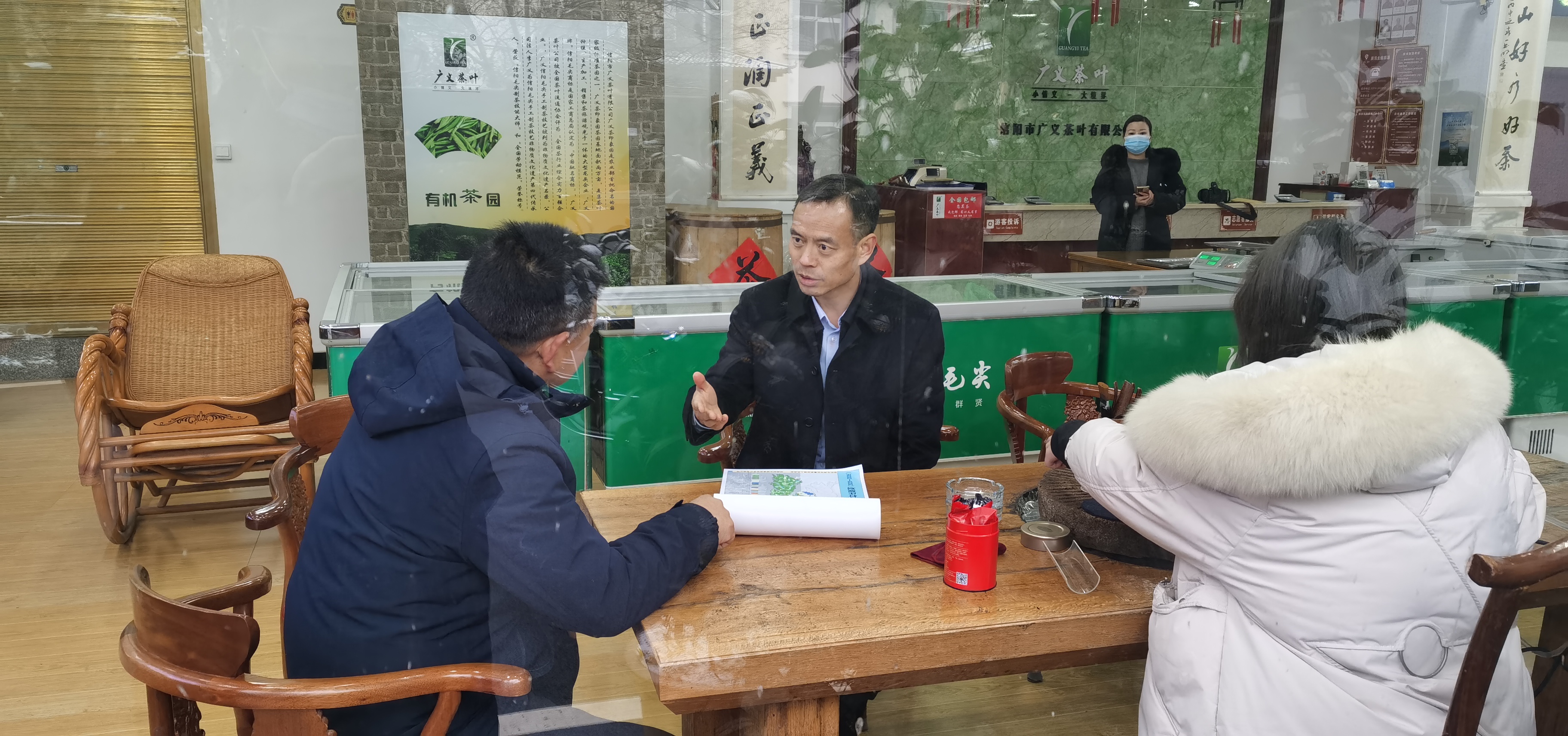 信陽市委常委、副市長秦保建到信陽市廣義茶葉有限公司慰問全國勞模李廣義同志
