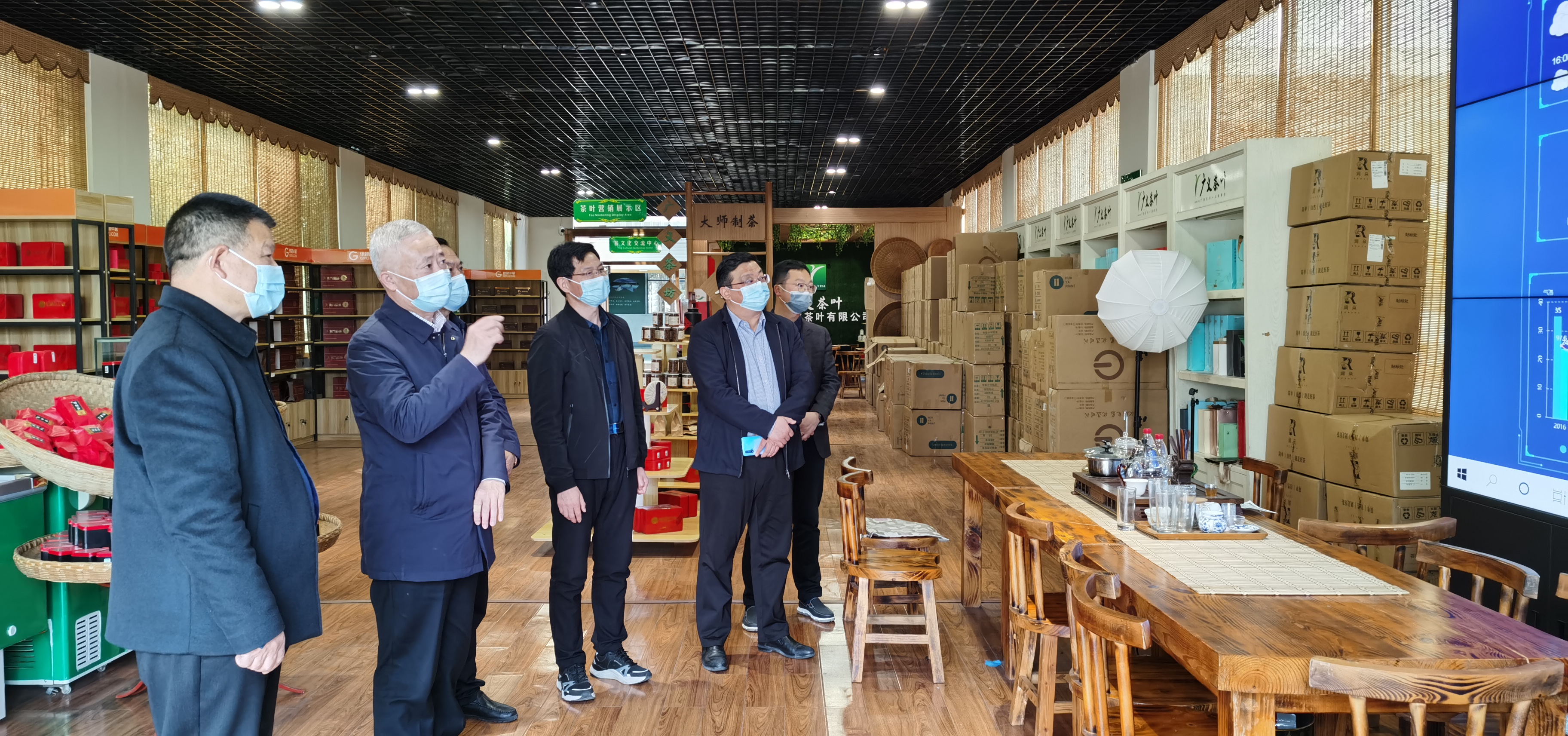 2022年4月1日，信陽市胡亞才市長來廣義茶印象園，關(guān)心春茶生產(chǎn)，指導(dǎo)春茶生產(chǎn)工作