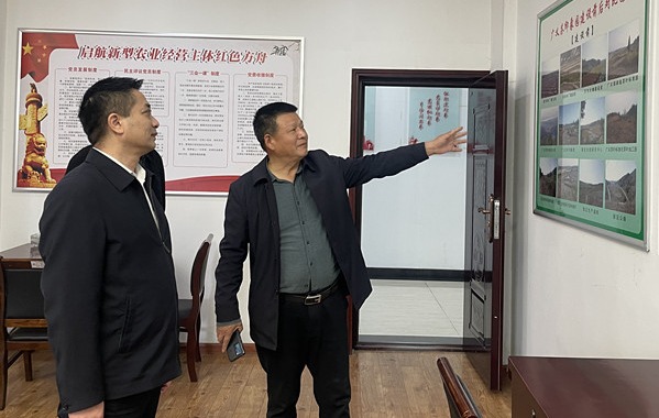 2022年11月9日 ，浉河區(qū)工會(huì)胡華庭主席來信陽市廣義茶葉有限公司慰問全國勞模李廣義同志，并傳達(dá)黨的二十大精神。